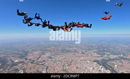 Fallschirmspringer springen aus Schleppflugzeugen mit blauem Himmel Stockfoto