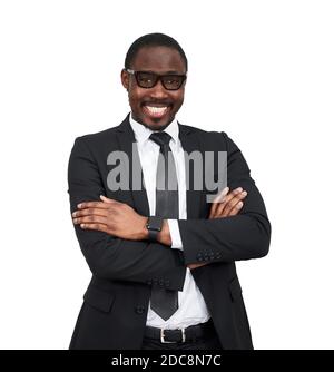 afroamerikanischer Geschäftsmann stehend isoliert auf weißem Hintergrund glückliches Gesicht lächelnd mit gekreuzten Armen Blick auf die Kamera. Positive Person. Stockfoto