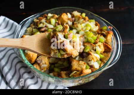 Old Fashioned Chestnut Dressing: Traditionelles Dressing oder Füllung mit gerösteten Kastanien, Sellerie und Zwiebeln Stockfoto