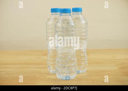 Plastikflaschen Wasser 500ml Stockfoto