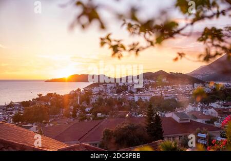 Schöner Sonnenuntergang in Kas Stadt an der Mittelmeerküste, Türkei Stockfoto