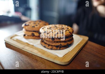 Leckere Plätzchen an der Bar im Café. Verschwommenes Bild, selektiver Fokus Stockfoto