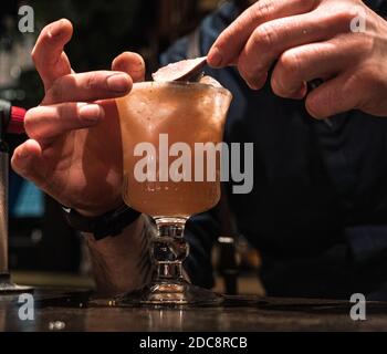 Beenden Sie die Zubereitung eines Cocktails während eines Masterclass Stockfoto