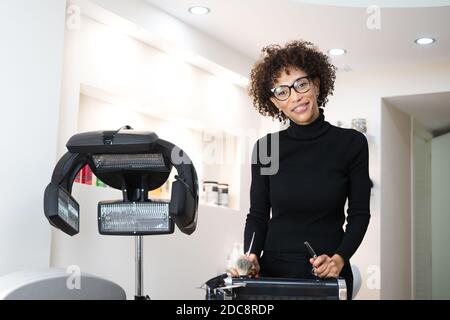 Schwarze weibliche Friseur im Salon stehen Stockfoto