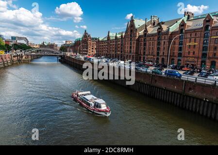 Hamburg, Deutschland - 21. August 2019: Klassische Gebäude und ein Boot auf einem Kanal in Kehrwieder, Hamburg, Deutschland Stockfoto