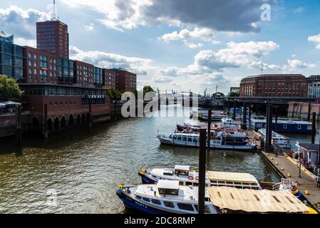 Hamburg, Deutschland - 21. August 2019: Moderne Gebäude und Festboote auf einem Kanal in Kehrwieder, Hamburg, Deutschland Stockfoto