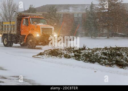 Schneeräumung Traktor räumt den Weg nach starkem Schneefall für Zugang zum Fahrzeug Stockfoto