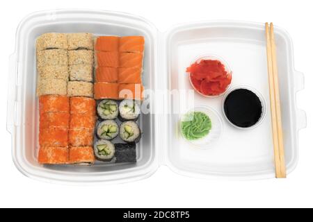 Vier Sätze von Rollen in einer Einwegschale auf einem Weißer Hintergrund Stockfoto