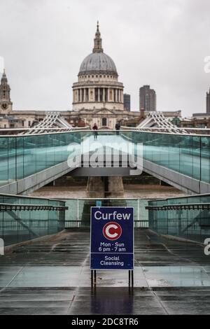 Eine "soziale Reinigung" am Fuße der Millennium Bridge in London während der Lockdown 2. Stockfoto