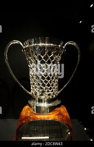 Die alte Trophie des Basketball-Europameisters, wie sie im Real Madrid Basketball Club Museum in Madrid, Spanien, Europa, zu sehen ist. Stockfoto