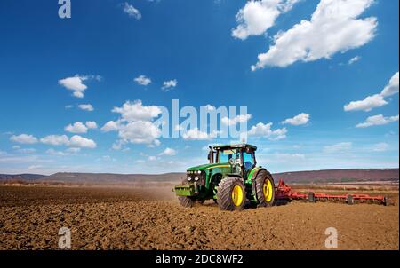 Varna, Bulgarien - 5. März 2017 pflügen ein Feld mit John Deere 6930 Traktor. John Deere wurde 1995-1999 hergestellt und es hat JD 7,6 L oder 8.1 L 6- Stockfoto