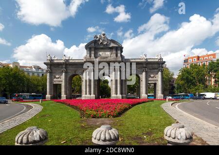 Puerta de Alcalá (Tor von Alcalá), einer der emblematischsten Orte in Madrid, der Hauptstadt von Spanien, Europa. Stockfoto