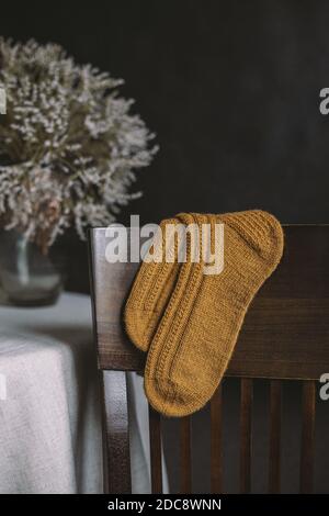 Ein Paar handgestrickte Socken. Dunkler Hintergrund. Für Text platzieren. Stockfoto