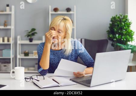 Müde ältere Frau erhalten Insolvenz-Benachrichtigung oder Ablehnungsschreiben und Weinend Stockfoto