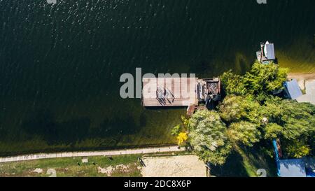 Die Leute stehen am Pier des Yachtclubs, Luftaufnahmen von der Drohne Stockfoto