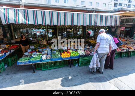 Der Wiener Naschmarkt, Gemüseläden im Markt steht in Wien, Österreich. Stockfoto