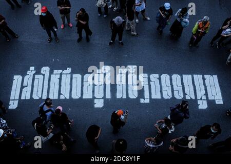 Bangkok, Thailand. November 2020. Pro-demokratische Graffiti auf dem Straßenboden während der Demonstration.Tausende von pro-demokratischen Demonstranten versammelten sich an der Kreuzung Ratchaprasong, um in der Royal Thai Police Headquarter zu spritzen und Farbe zu sprühen und forderten eine Verfassungsänderung durch die Regierung. Kredit: Jittima Lukboon/SOPA Images/ZUMA Wire/Alamy Live Nachrichten Stockfoto