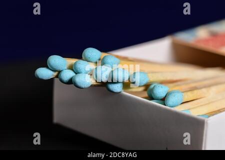 Nahaufnahme einer Schachtel mit Streichhölzern und Streichhölzern Stockfoto
