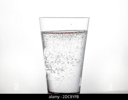 Klares Seltserwasser mit sprudelndem Wasser in klarem, hohen Glas Stockfoto