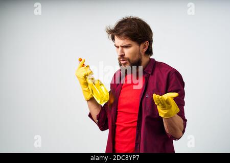 Reiniger Waschmittel Gummi Wartungshandschuhe beschnittene Ansicht Stockfoto