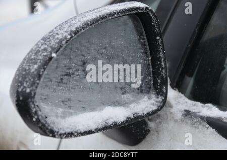 Nahaufnahme der Spiegel von Schnee bedeckten Auto. Stockfoto