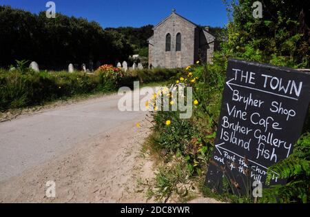 Das Schild, das Anweisungen zu den verschiedenen Einrichtungen gibt, die Begrüßt die Besucher am Church Quay auf der Insel Bryher Auf den Inseln von Scilly.Cornwall Stockfoto