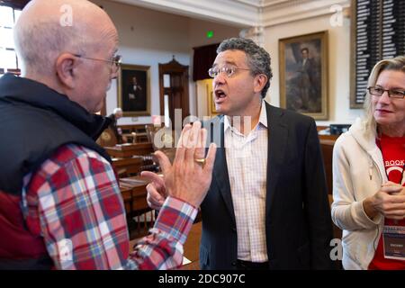 Austin, Texas, USA. Oktober 2012. Der bekannte Jurist, Rechtsanwalt, Blogger und Autor JEFFREY TOOBIN begrüßt seine Fans und hält eine Keynote-Rede beim Texas Book Festival am 27. Oktober 2012. Toobins Auftritt fiel mit der Veröffentlichung eines seiner vielen Bücher zusammen, "der Eid" über das Weiße Haus Obama und den Obersten Gerichtshof. Quelle: Bob Daemmrich/ZUMA Wire/Alamy Live News Stockfoto