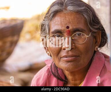 Chikkanayakanahalli, Karnataka, Indien - 3. November 2013: Nahaufnahme Porträt einer älteren Frau mit Brille. Stockfoto