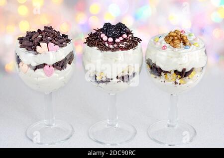 Dessert mit Quark Sahne und verschiedenen Füllstoffen. Selektiver Fokus Stockfoto