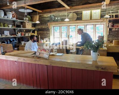 Töpferhandwerker in Aktion in Skansen, dem schwedischen Freilichtmuseum in Stockholm. Stockfoto