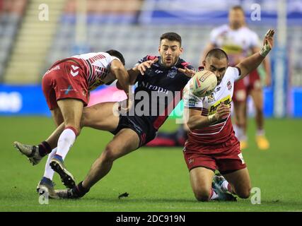 Jake Connor (Mitte) von Hull FC wird von Bevan French (links) von Wigan Warriors und Thomas Leuluai während des Betfred Super League, Play-off Halbfinales im DW Stadium, Wigan, angegangen. Stockfoto