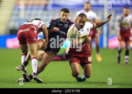 Jake Connor (Mitte) von Hull FC wird von Bevan French (links) von Wigan Warriors und Thomas Leuluai während des Betfred Super League, Play-off Halbfinales im DW Stadium, Wigan, angegangen. Stockfoto