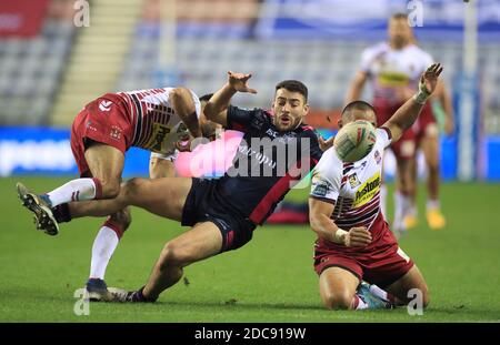 Jake Connor (Mitte) von Hull FC wird von Bevan French (links) von Wigan Warriors und Thomas Leuluai während des Betfred Super League, Play-off Halbfinales im DW Stadium, Wigan, angegangen. Stockfoto