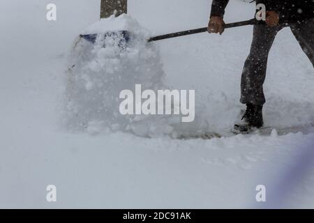 Service Reinigung Schnee Winter mit Schaufel nach Schneesturm Hof Stockfoto