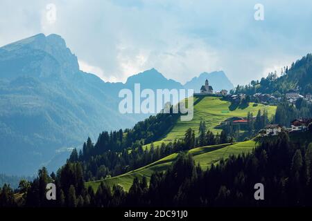 Berglandschaft mit Dörfern von Colle Santa Lucia mit Kirche in Dolomiten, Südtirol, Italien Stockfoto