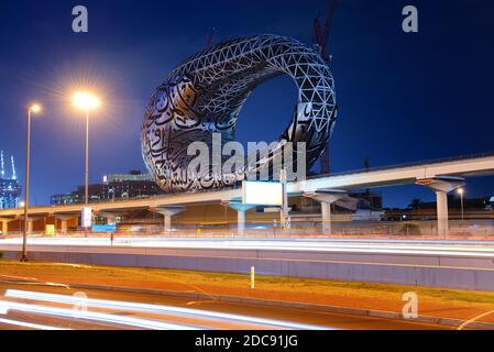 DUBAI, VAE - 15. NOVEMBER: Der Bau der Museum der Zukunft in der Nacht beleuchtung am 15. November 2019 in Dubai, VAE Stockfoto