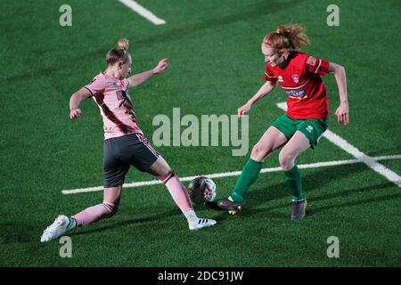 Holly Chandler von Coventry United und Jade Pennock von Sheffield United (links) kämpfen während des Continental Tyres League Cup-Spiels in der Butts Park Arena in Coventry um den Ball. Stockfoto