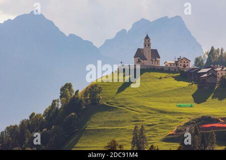 Berglandschaft mit Dörfern von Colle Santa Lucia mit Kirche in Dolomiten, Südtirol, Italien Stockfoto