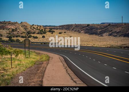 Autobahn auf Reisen Urlaub. WESTERN Utah Landstraße während des heißen Sommertages. Stockfoto