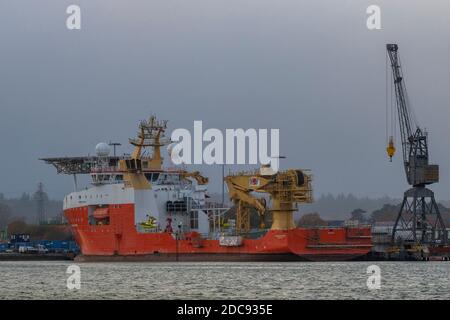 Ein großes Öl-Rig Versorgung oder Windpark Versorgungsschiff Be-und Entladen von Fracht an den Marchwood militärischen Docks im Hafen von southampton. Stockfoto