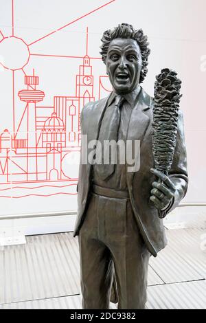 Ken Dodd, Tom Murphy Statue, Chance Meeting, am Bahnhof Lime Street, Liverpool, Merseyside, England, Großbritannien Stockfoto