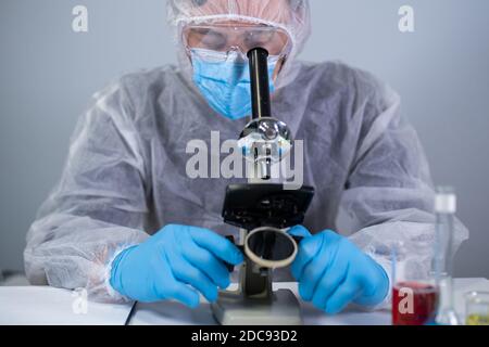 Pharmazeutische Hersteller entwickeln virale Medikamente durch die Erfindung der besten Zutat. Wissenschaftler tragen persönliche Schutzausrüstung mit Gesichtsmaske w Stockfoto