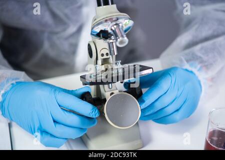 Pharmazeutische Hersteller entwickeln virale Medikamente durch die Erfindung der besten Zutat. Wissenschaftler tragen persönliche Schutzausrüstung mit Gesichtsmaske w Stockfoto