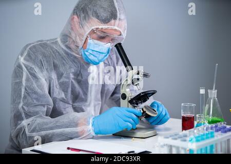 Pharmazeutische Hersteller entwickeln virale Medikamente durch die Erfindung der besten Zutat. Wissenschaftler tragen persönliche Schutzausrüstung mit Gesichtsmaske w Stockfoto