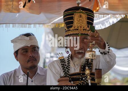 19. November 2020, Badung, Bali, Indonesien: Ein Bali-Hindu-Religionsführer betet vor der Zeremonie. ''Ngaben Bikul'' oder Ratten-Einäscherungszeremonie, die am Seseh-Strand als Reinigungszeremonie abgehalten wird, um Rattenpest für die nächste landwirtschaftliche Pflanzsaison zu verhindern. Mehr als 250 Ratten haben nach 107 Hektar 9.593 Hektar Reis-Agrarland von der Rattenpest betroffen eingeäschert und machte schlechte Ergebnis der Erntezeit in Badung Regentschaft in diesem Jahr. (Bild: © Dicky BisinglasiZUMA Wire) Stockfoto