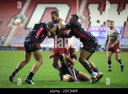 Sean O'Loughlin von Wigan Warriors wird von Carlos Tuimavave (links), Danny Houghton und Mahe Fonua (rechts) von Hull FC während der Betfred Super League, dem Play-off-Halbfinale im DW Stadium, Wigan, angegangen. Stockfoto