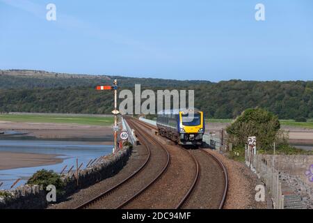 Nordbahn CAF Klasse 195 Civity Zug 195129 am Ende des Kent Viadukts, Arnside, Cumbria, vorbei am mechanischen Semaphore-Signal Stockfoto