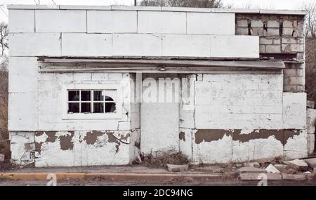 Alte historische verlassene Garage Schuppen Lagergebäude in ländlicher Landschaft Von Illinois Stockfoto