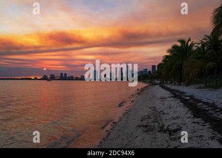 Miami City Skyline Panorama mit städtischen Wolkenkratzern über Meer mit Reflexion. Miami Nacht Innenstadt, Stadt Florida. Stockfoto