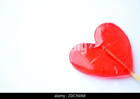 Rote Lutscher. Rote Herzen. Süßigkeiten. Liebe und süße Konzept. Valentinstag. Weißer Hintergrund. Stockfoto